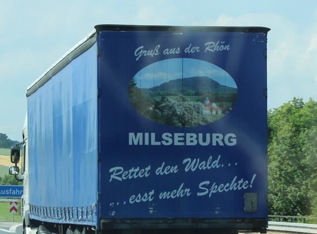 Auf der Autobahn gesehen: Rettet den Wald - esst mehr Spechte.